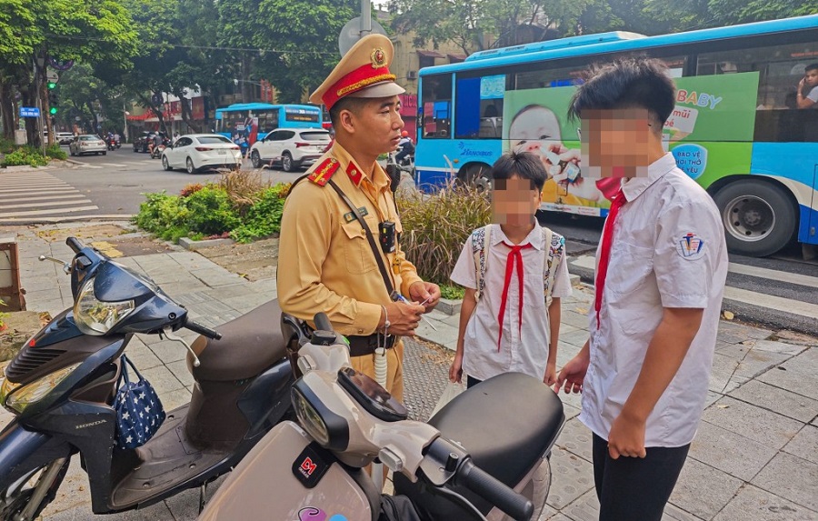 Qu&yacute; tử 15 tuổi l&aacute;i xe m&aacute;y, bốc đầu như xiếc giữa phố, bố l&atilde;nh đủ phạt nặng