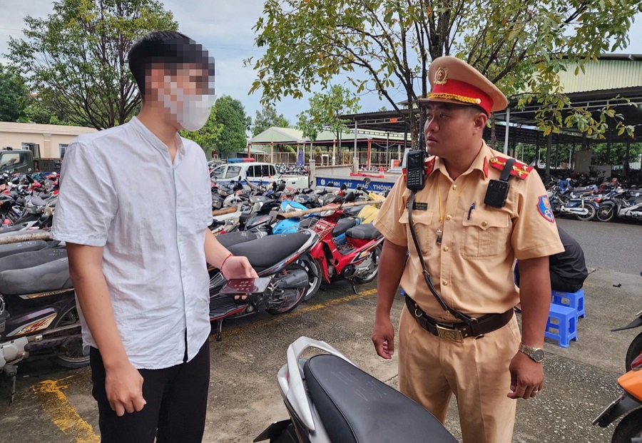 Qu&yacute; tử 15 tuổi l&aacute;i xe m&aacute;y, bốc đầu như xiếc giữa phố, bố l&atilde;nh đủ phạt nặng