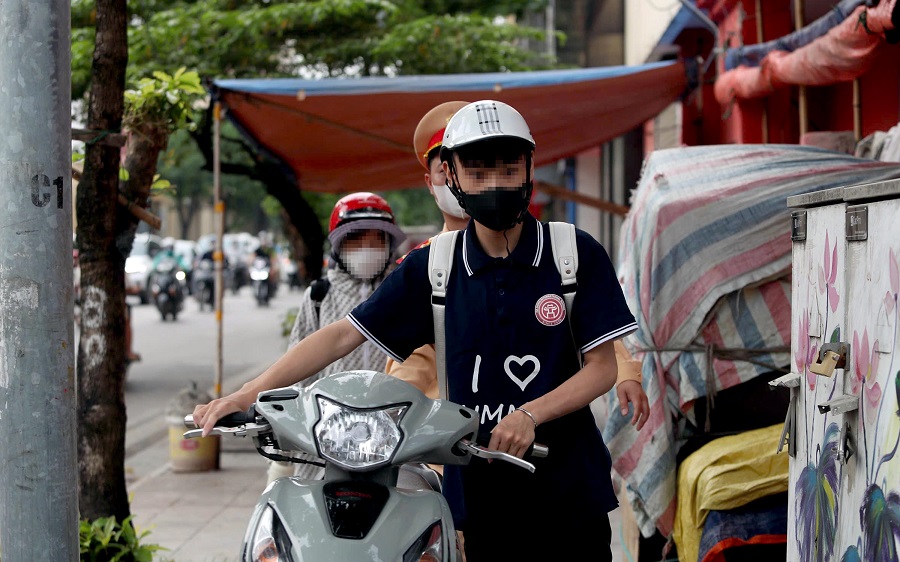 Qu&yacute; tử 15 tuổi l&aacute;i xe m&aacute;y, bốc đầu như xiếc giữa phố, bố l&atilde;nh đủ phạt nặng