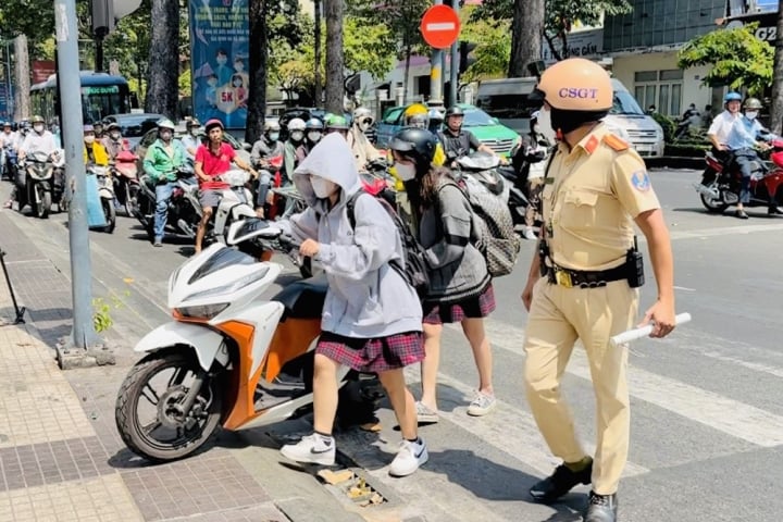 Qu&yacute; tử 15 tuổi l&aacute;i xe m&aacute;y, bốc đầu như xiếc giữa phố, bố l&atilde;nh đủ phạt nặng