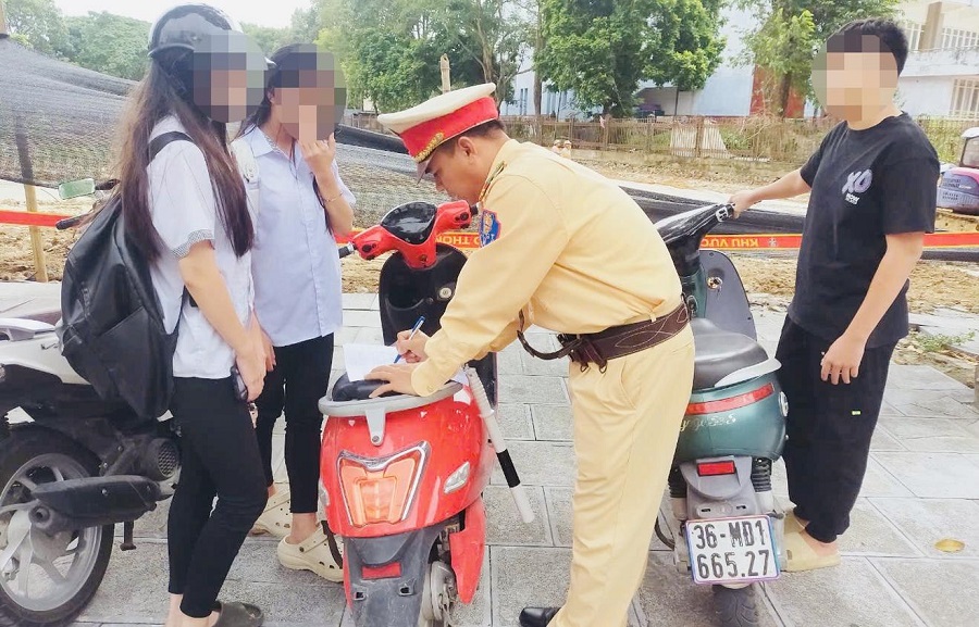Qu&yacute; tử 15 tuổi l&aacute;i xe m&aacute;y, bốc đầu như xiếc giữa phố, bố l&atilde;nh đủ phạt nặng