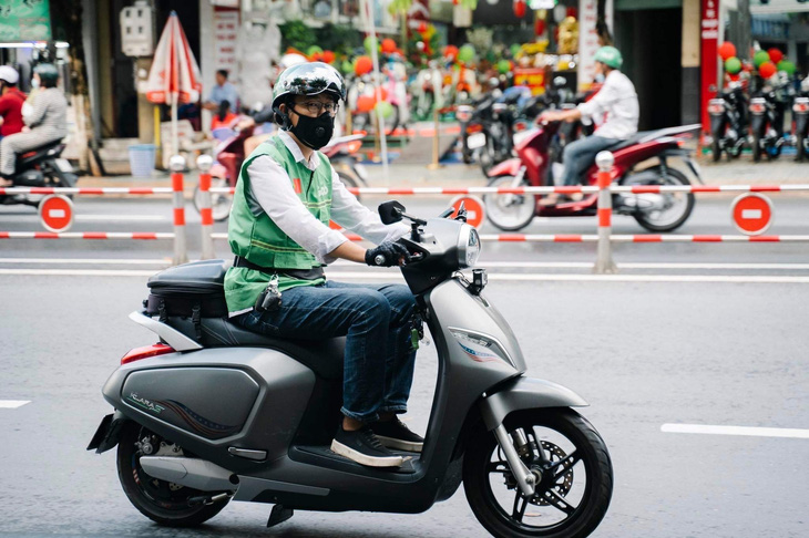 Từ 2026, chỉ xe điện mới được phục vụ giao h&agrave;ng, xe c&ocirc;ng nghệ