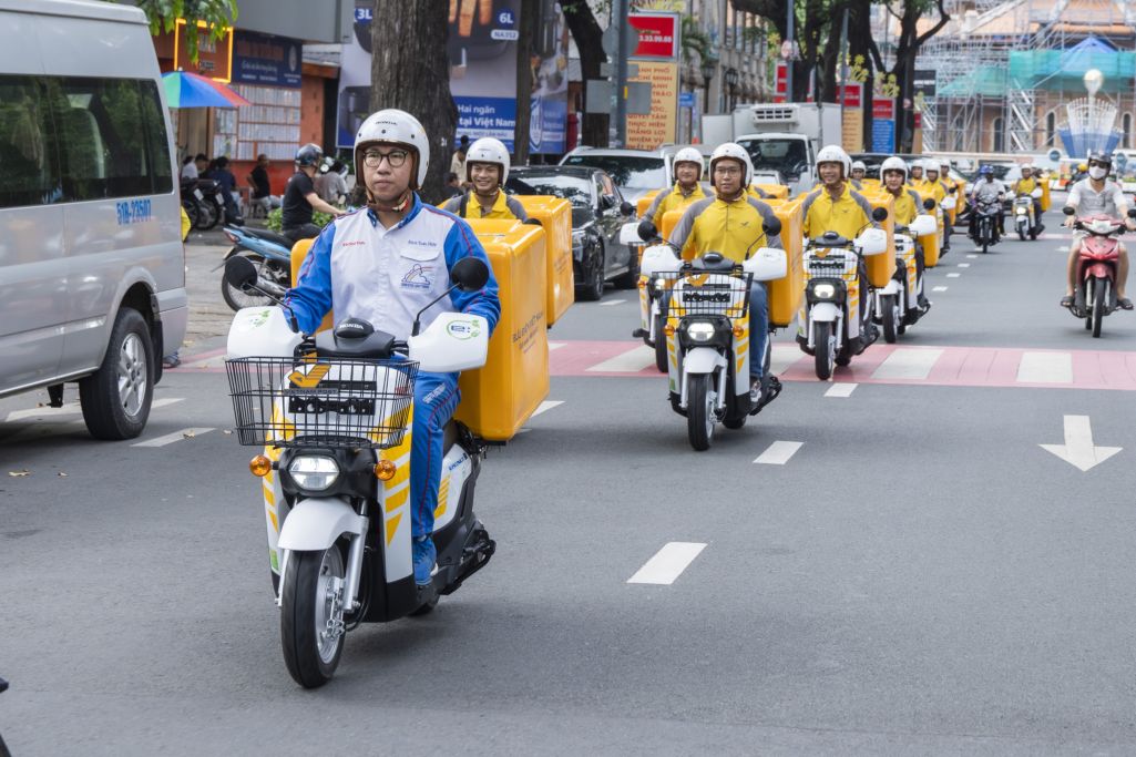 Từ 2026, chỉ xe điện mới được phục vụ giao h&agrave;ng, xe c&ocirc;ng nghệ