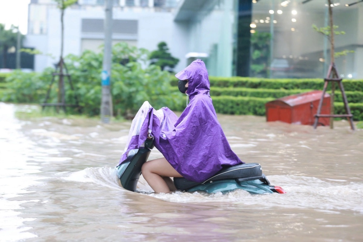 Xe điện đi qua v&ugrave;ng ngập nước s&acirc;u liệu c&oacute; an to&agrave;n? Cần đặc biệt lưu &yacute;