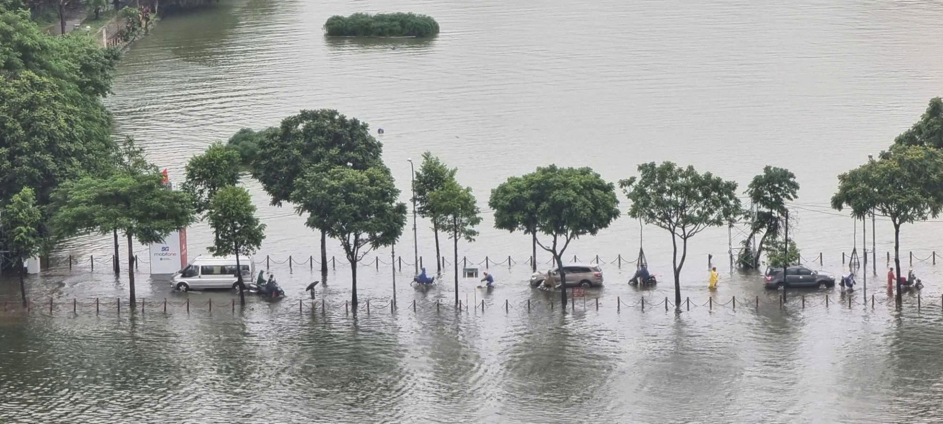 Hà Nội chìm trong biển nước: Giao thông tê liệt sau đêm mưa lịch sử Hà Nội chìm trong biển nước: Giao thông tê liệt sau đêm mưa lịch sử