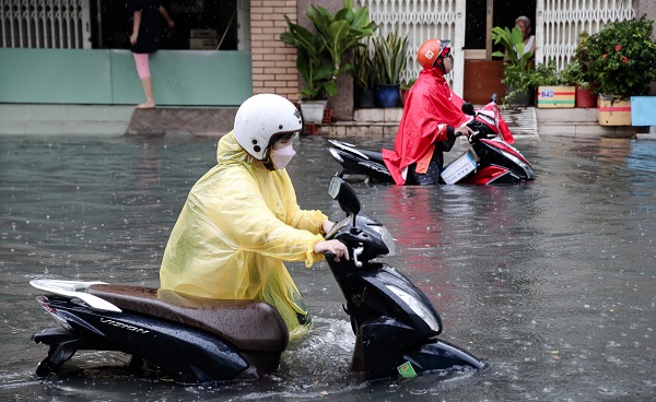 Hà Nội chìm trong biển nước: Giao thông tê liệt sau đêm mưa lịch sử Hà Nội chìm trong biển nước: Giao thông tê liệt sau đêm mưa lịch sử