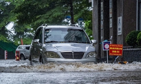 Hà Nội chìm trong biển nước: Giao thông tê liệt sau đêm mưa lịch sử Hà Nội chìm trong biển nước: Giao thông tê liệt sau đêm mưa lịch sử