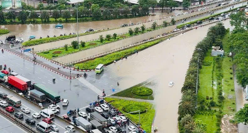 Hà Nội chìm trong biển nước: Giao thông tê liệt sau đêm mưa lịch sử Hà Nội chìm trong biển nước: Giao thông tê liệt sau đêm mưa lịch sử