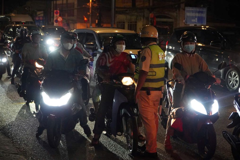 Vi phạm nồng độ cồn tăng mạnh dịp Tết, cảnh b&aacute;o th&oacute;i quen &ldquo;đ&atilde; uống vẫn l&aacute;i&rdquo; c&ograve;n phổ biến