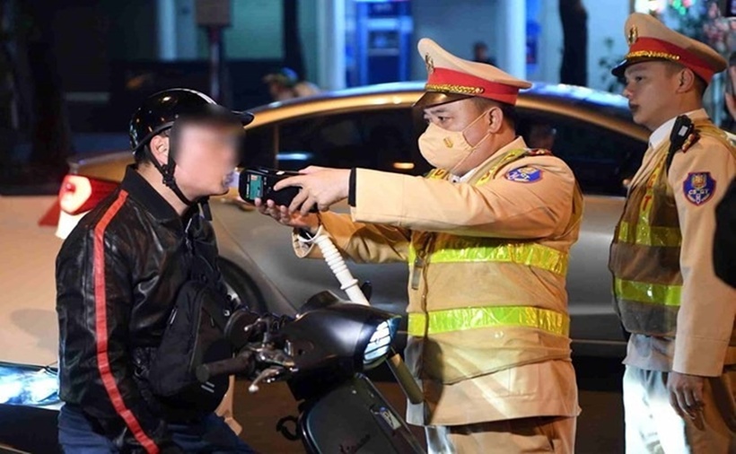 Vi phạm nồng độ cồn tăng mạnh dịp Tết, cảnh b&aacute;o th&oacute;i quen &ldquo;đ&atilde; uống vẫn l&aacute;i&rdquo; c&ograve;n phổ biến