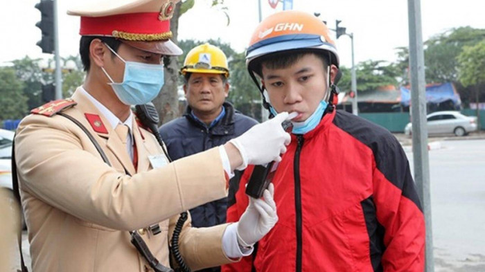Vi phạm nồng độ cồn tăng mạnh dịp Tết, cảnh b&aacute;o th&oacute;i quen &ldquo;đ&atilde; uống vẫn l&aacute;i&rdquo; c&ograve;n phổ biến