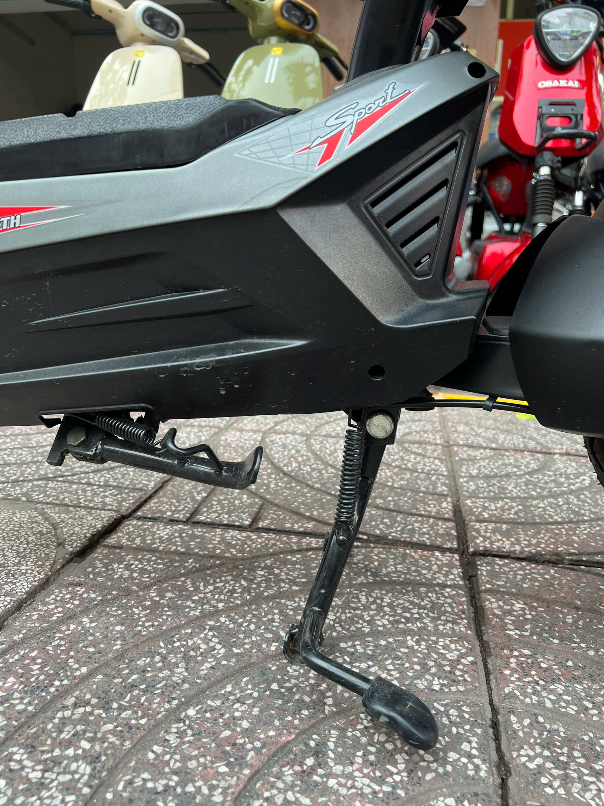 V&igrave; sao xe m&aacute;y kh&ocirc;ng n&ecirc;n vặn ga hết cỡ, c&ograve;n xe điện th&igrave; ngược lại?